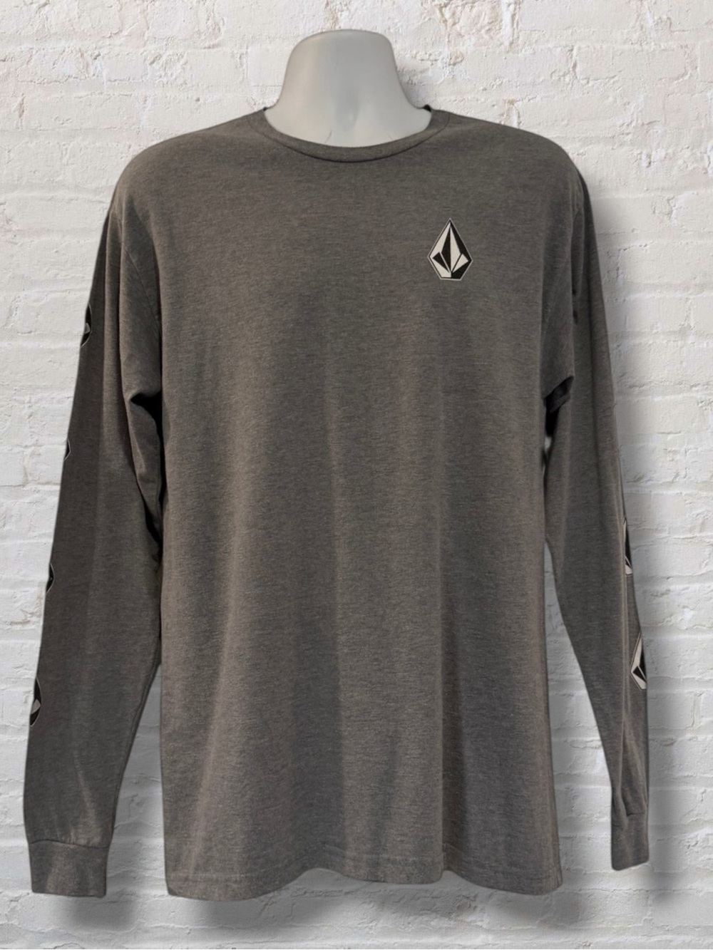 Volcom Men’s Long sleeve gray tee. Logo Print Skate Surf Shirt
